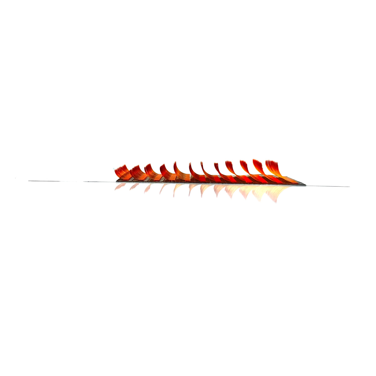 Side angle of orange J curl bottom lash tray – 7–12mm mix from Trish Co Side angle of orange J curl bottom lash tray – 7–12mm mix from Trish Co
