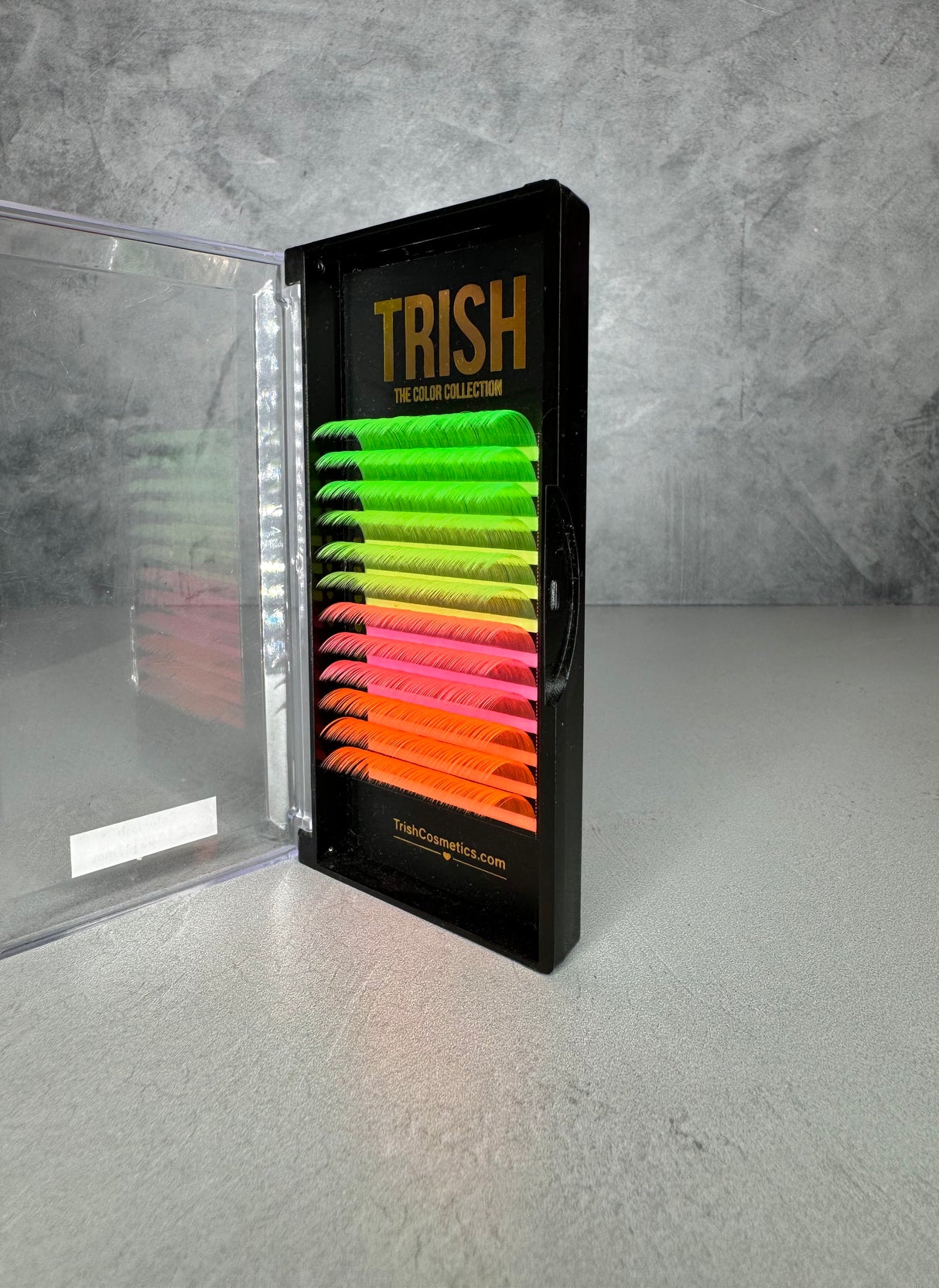 Bright neon lash tray – CC curl .05 in neon pink, green, and yellow single lengths 14–18mm from Trish Co Bright neon lash tray – CC curl .05 in neon pink, green, and yellow single lengths 14–18mm from Trish Co