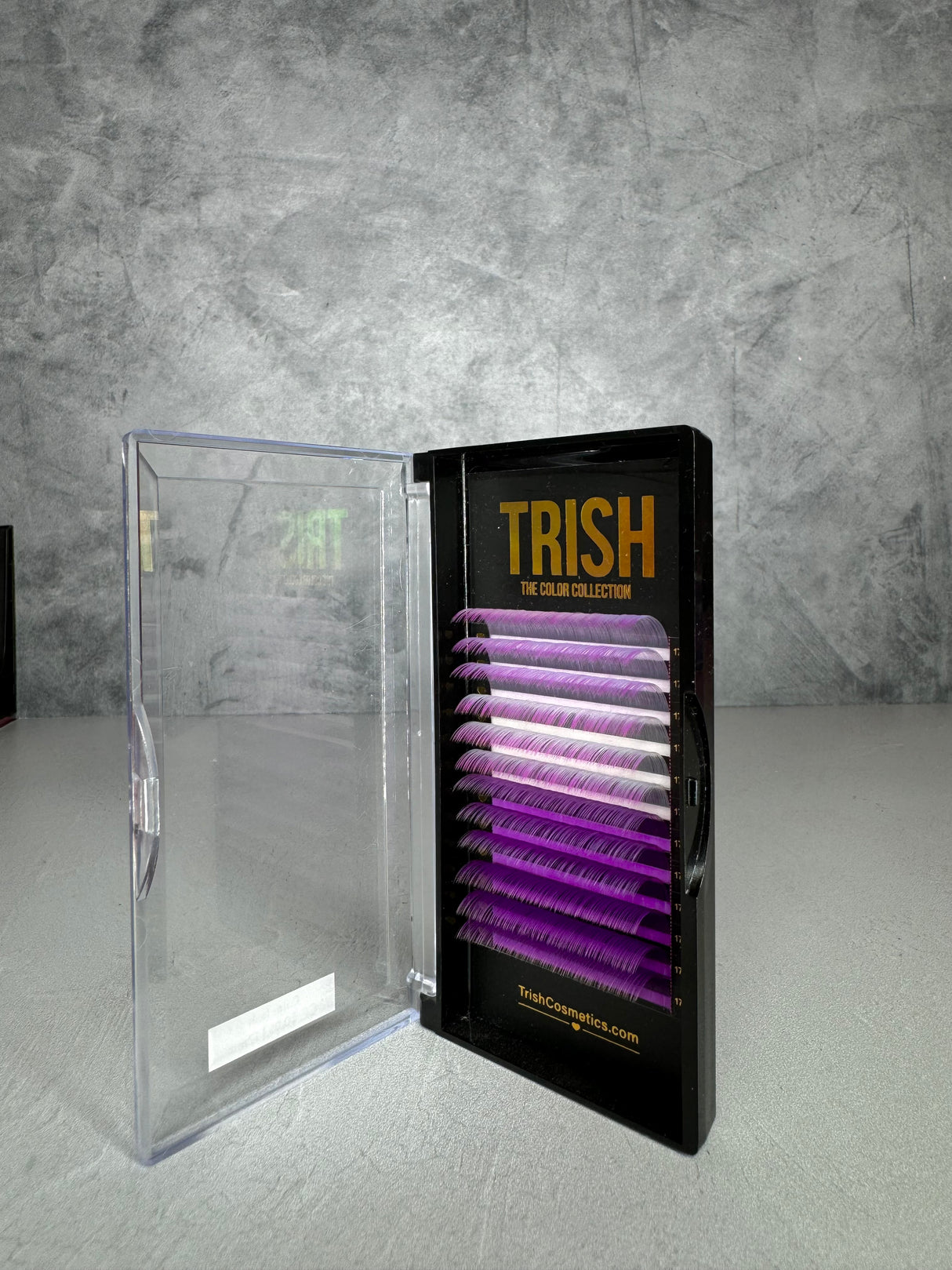 Purple lash tray featuring CC curl .05 extensions in 14–18mm lengths – various purple tones by Trish Co Purple lash tray featuring CC curl .05 extensions in 14–18mm lengths – various purple tones by Trish Co