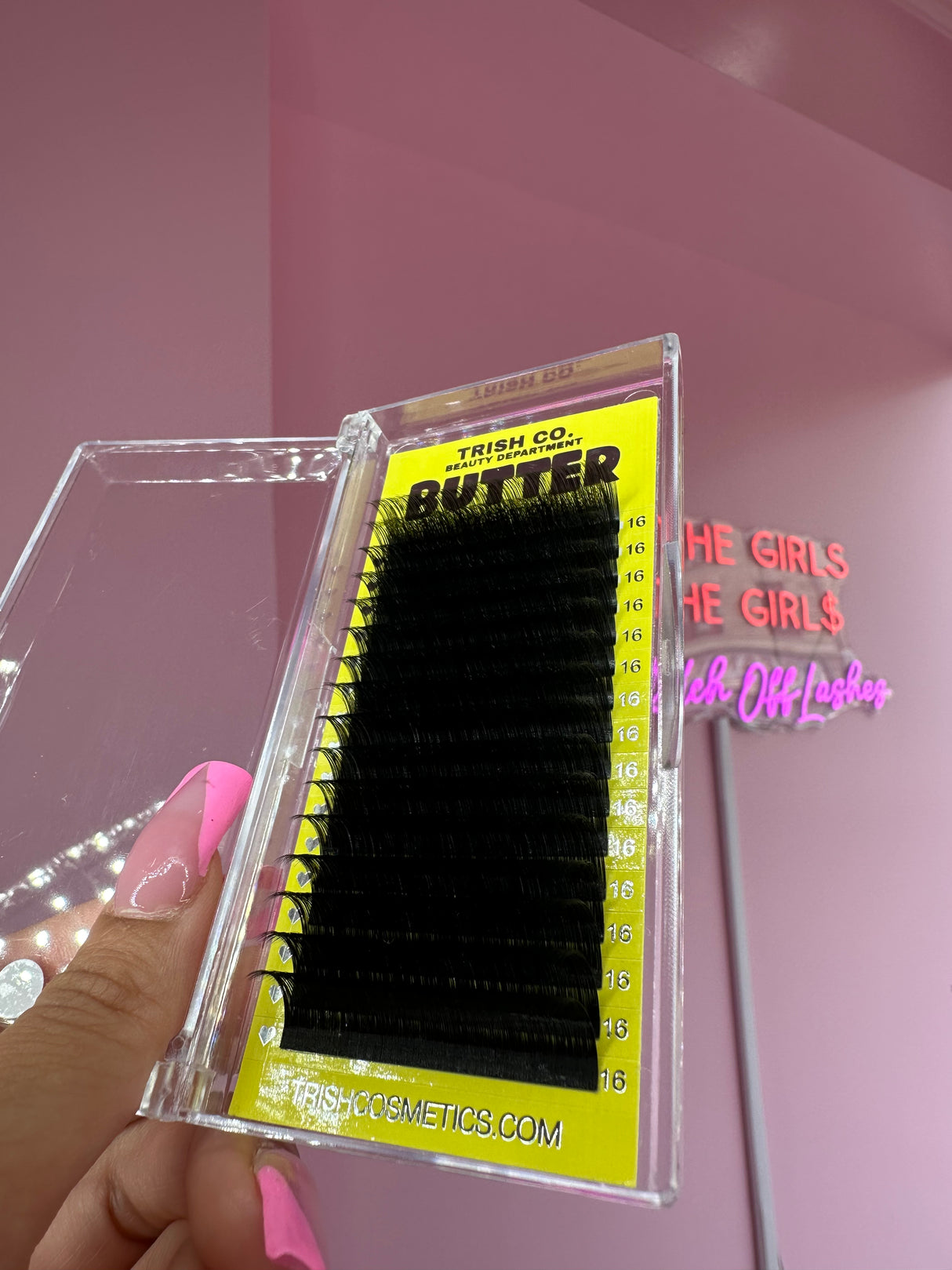 Butter Lash Tray front view – ultra dark, fluffy volume lashes in CC & D curl, single lengths 12–18mm Butter Lash Tray front view – ultra dark, fluffy volume lashes in CC & D curl, single lengths 12–18mm