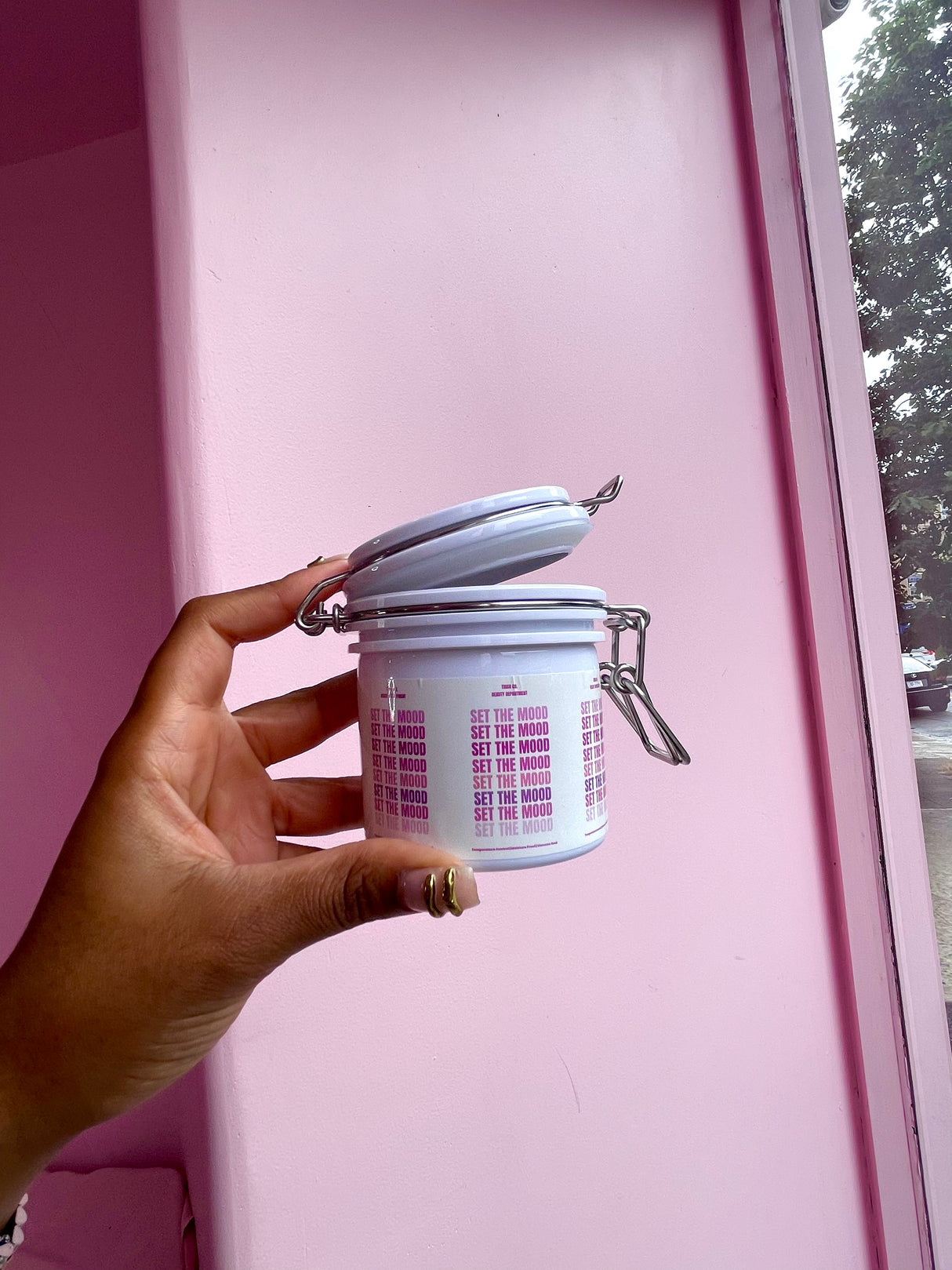 White glue vault for lash adhesive – stores glue with built-in humidity and temp control White glue vault for lash adhesive – stores glue with built-in humidity and temp control