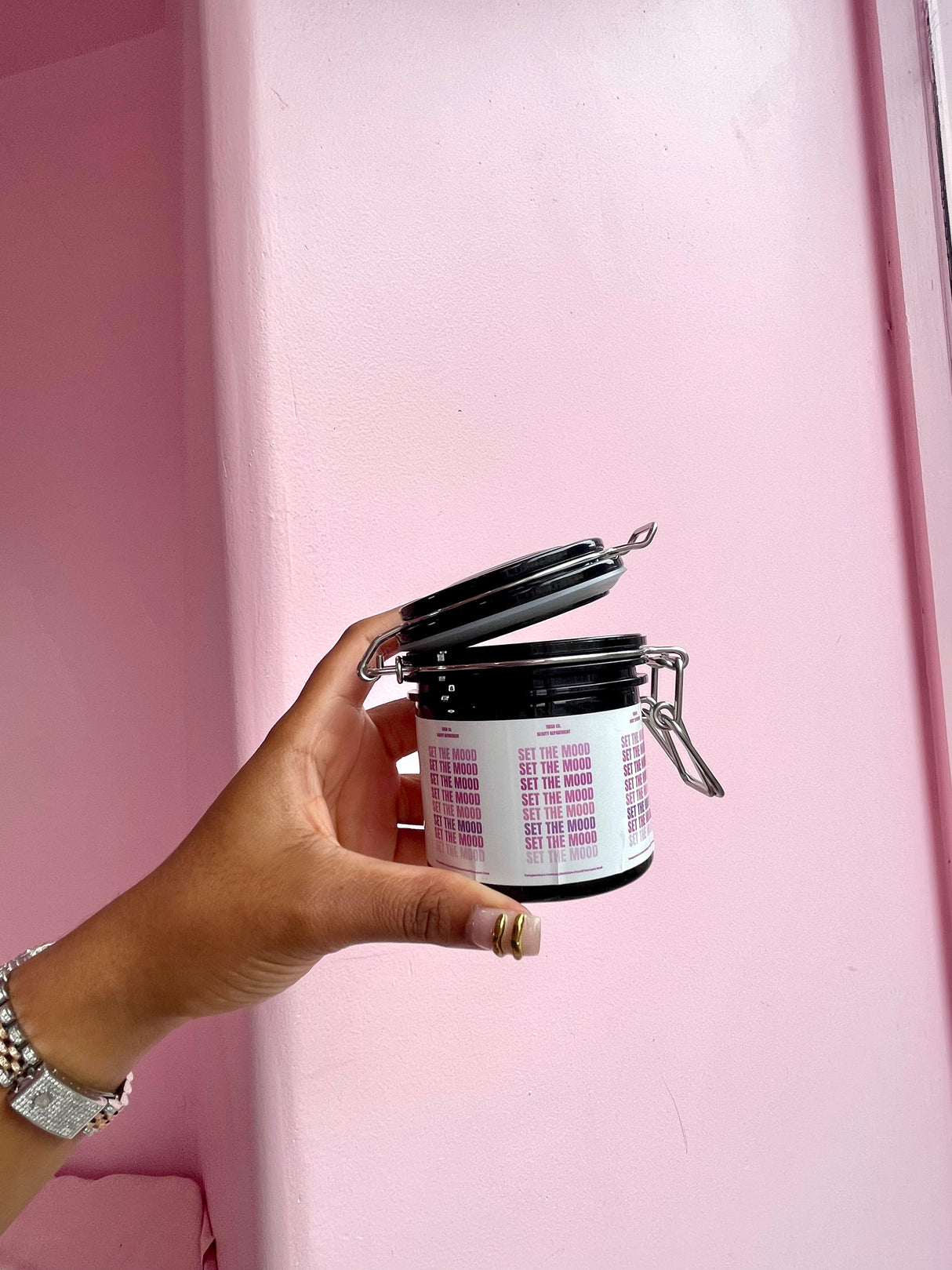 Black Set the Mood Glue Vault – temperature and humidity-controlled container for lash glues Black Set the Mood Glue Vault – temperature and humidity-controlled container for lash glues