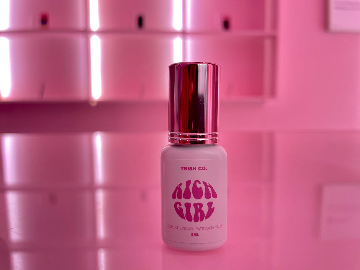 Rich Girl Lash Glue – fast drying lash adhesive with 0.5–1 sec dry time and 8 week retention Rich Girl Lash Glue – fast drying lash adhesive with 0.5–1 sec dry time and 8 week retention