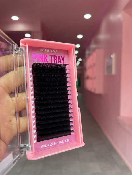 Front view of Pink Trays RELOADED D Curl .05 – matte black fluffy lash tray in lengths 9mm to 25mm Front view of Pink Trays RELOADED D Curl .05 – matte black fluffy lash tray in lengths 9mm to 25mm