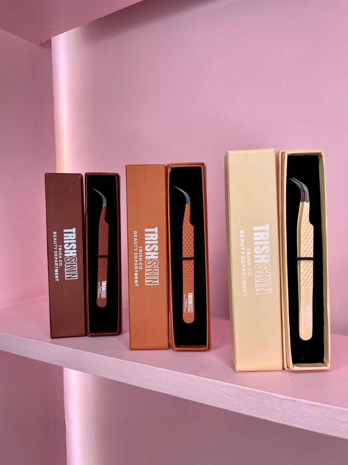 TRISHSKIN Strong Curved Fiber Tip Tweezer – 3 Colors | Trish Co TRISHSKIN Strong Curved Fiber Tip Tweezer – 3 Colors | Trish Co