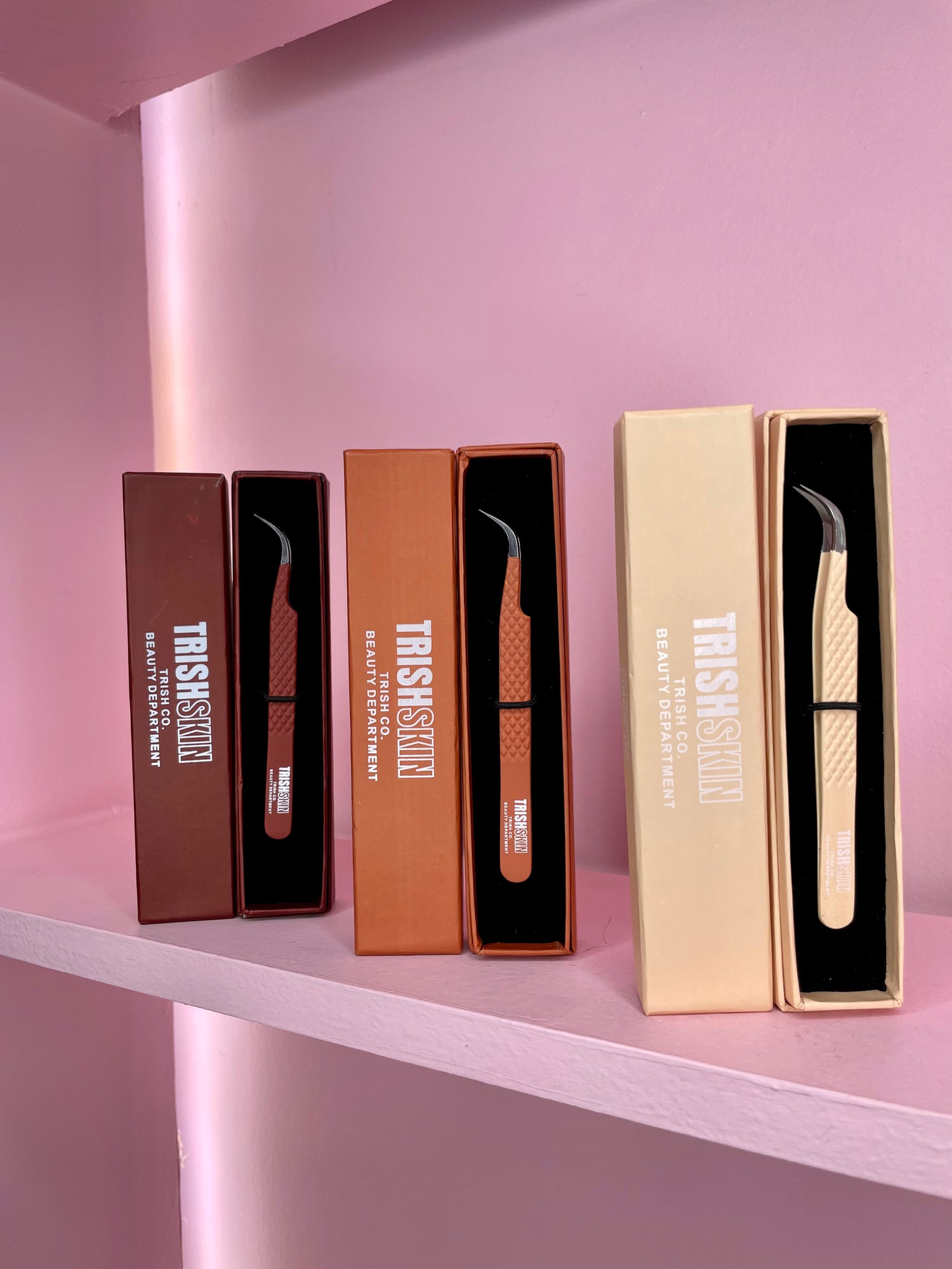 TRISHSKIN Strong Curved Fiber Tip Tweezer – 3 Colors | Trish Co TRISHSKIN Strong Curved Fiber Tip Tweezer – 3 Colors | Trish Co
