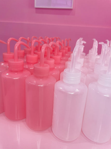 Pink squeeze bottle for lash rinsing and cleansing – perfect for lash extension aftercare Pink squeeze bottle for lash rinsing and cleansing – perfect for lash extension aftercare